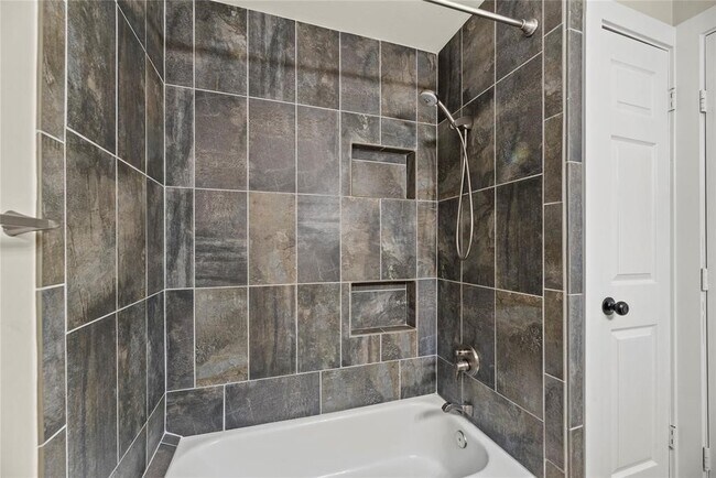 Building Photo - 2219 Briarview Dr