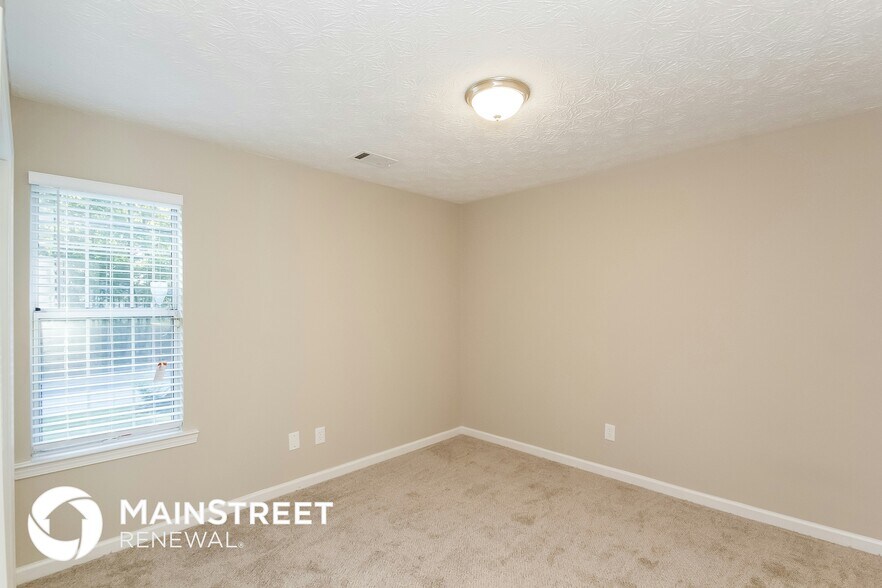Building Photo - 1136 Oakwood Manor Ct