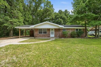 Building Photo - A small-town charm ready for move in!