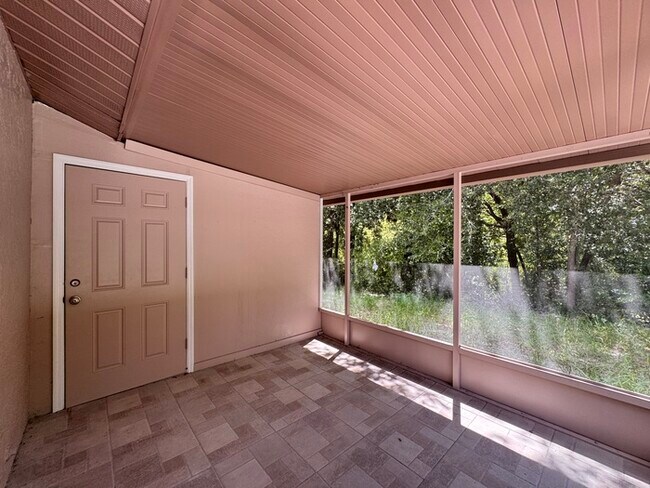 Building Photo - Fully Renovated Palm Harbor Home