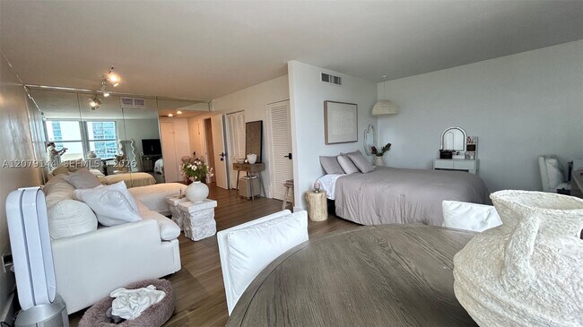 Building Photo - 2899 Collins Ave
