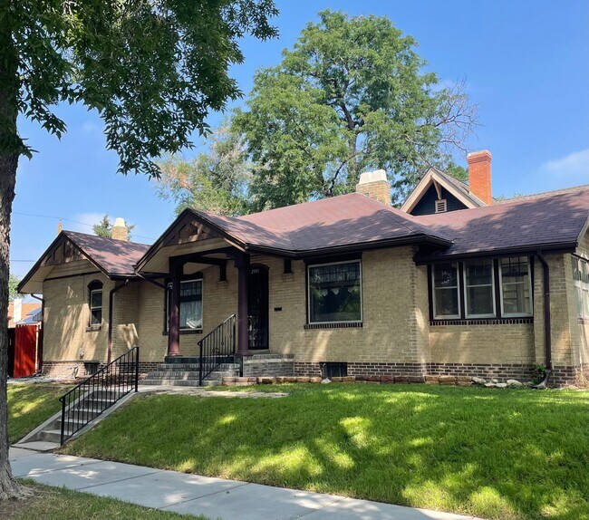 Building Photo - 2801 Clermont St