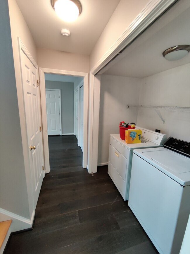 Building Photo - Lovely 4BD / 2 Bath High Ranch
