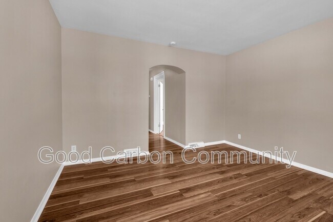 Building Photo - 101 Miller St