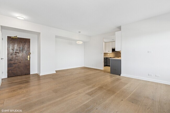 Building Photo - 2100 N Lincoln Park W