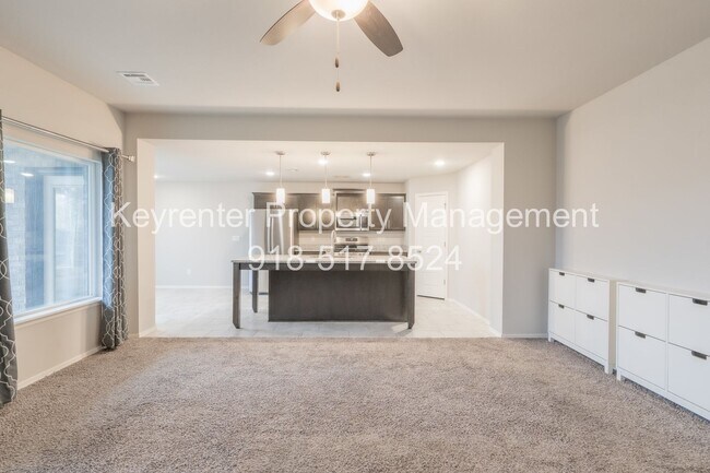 Building Photo - 4 bed/2 bath!