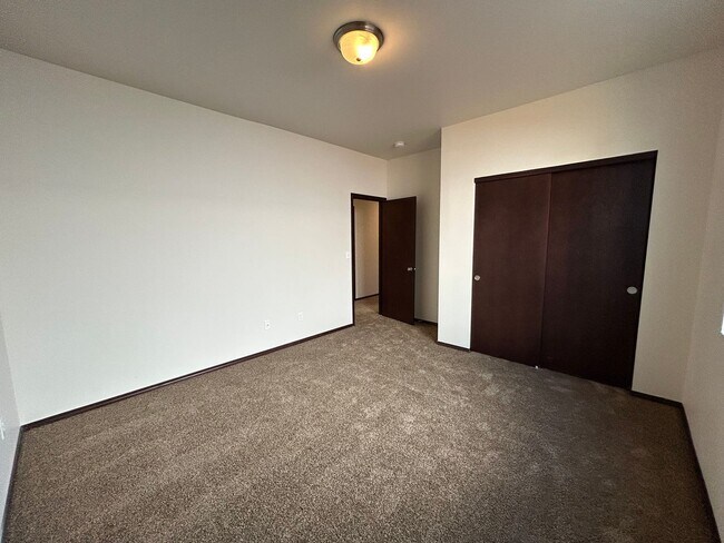 Building Photo - Beautiful Home with Quartz Countertops!