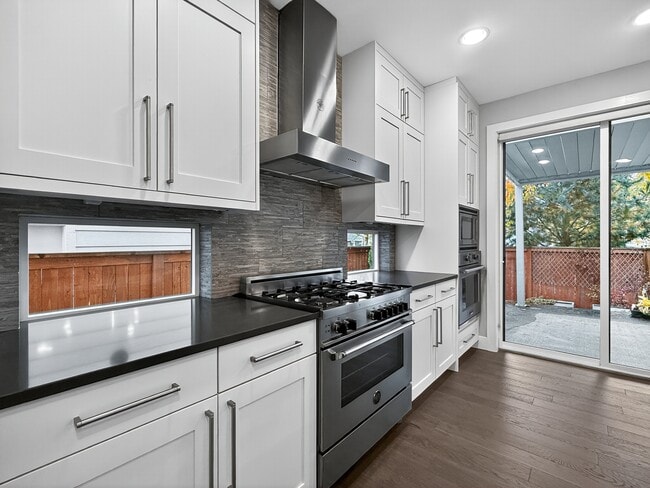 Building Photo - 2821 Garden Ave N