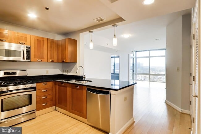 Building Photo - 5750 Bou Ave