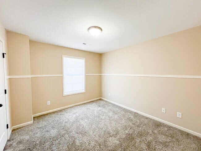 Building Photo - 2 Bedroom 1.5 Bath Townhome