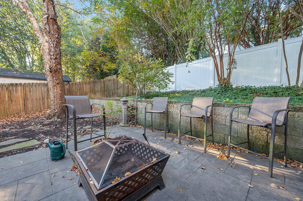 Patio with fire pit - 2412 Laurel Falls Ln