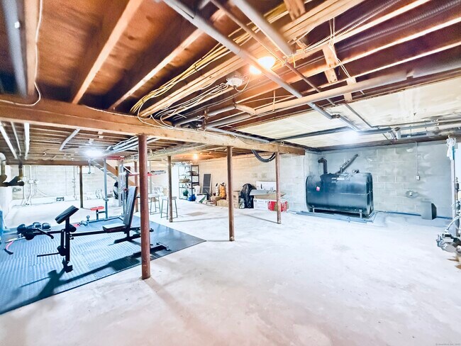 Building Photo - 203 Skyline Ln
