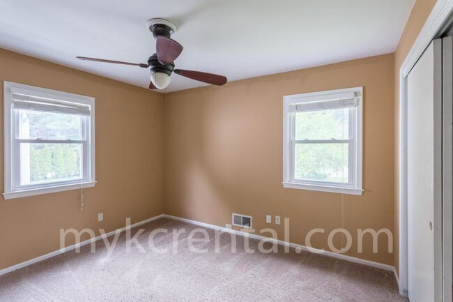 Building Photo - 8414 W 98th St