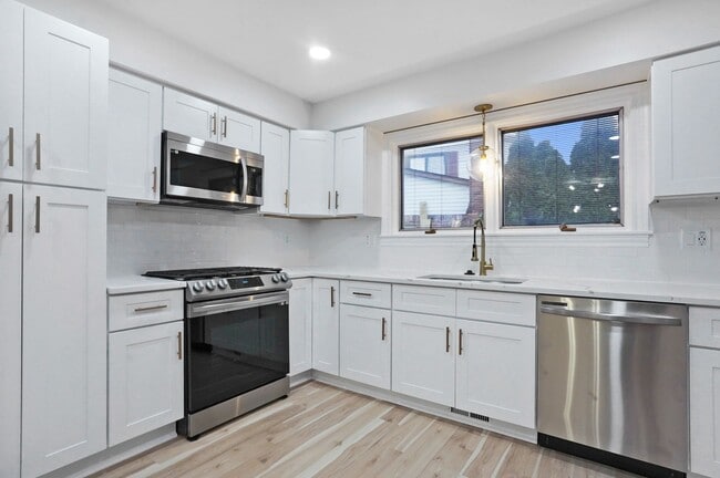 Building Photo - Beautifully Updated 4 Bed / 2.5 Bath Colon...