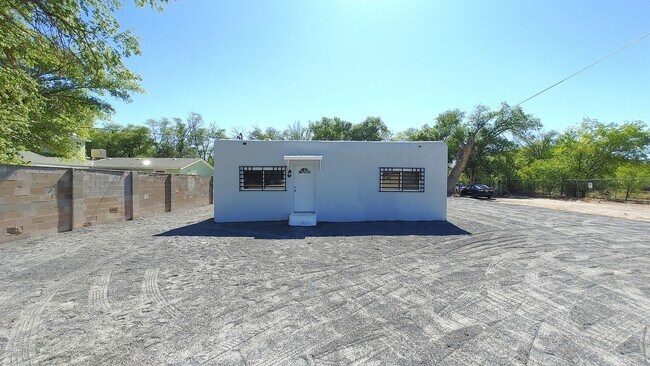 Building Photo - Newly Remodeled 3 Bedroom 2 Bath Home!