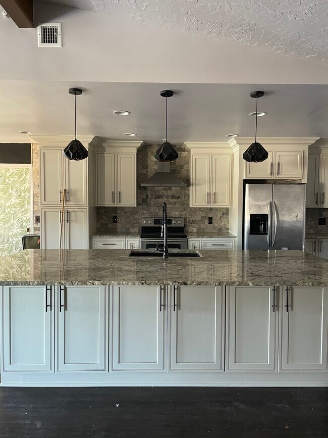Building Photo - 7119 Summit Dr