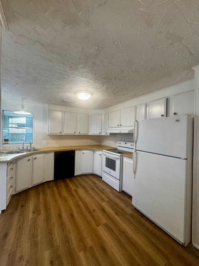 Building Photo - Welcome to your Florida retirement dream in desirable Hollywood Estates.