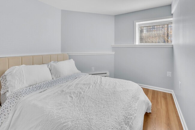 Building Photo - 2112 N Sawyer Ave