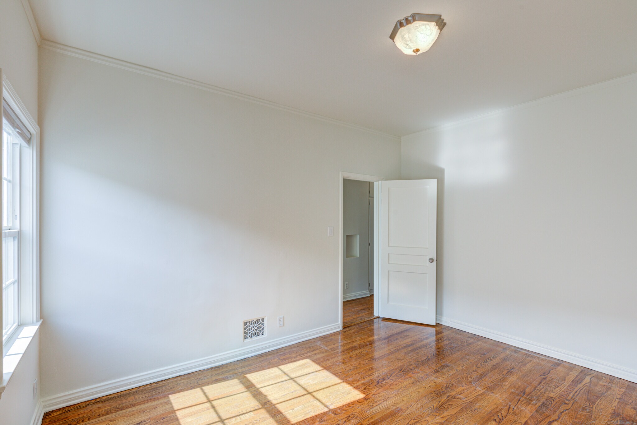 Building Photo - 127 N Harper Ave