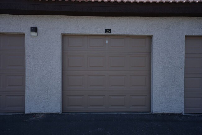 Building Photo - SHOWINGS AVAILABLE NOW