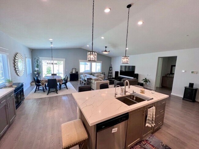 Building Photo - Stunning 2021 built 4 bedroom home for LEA...