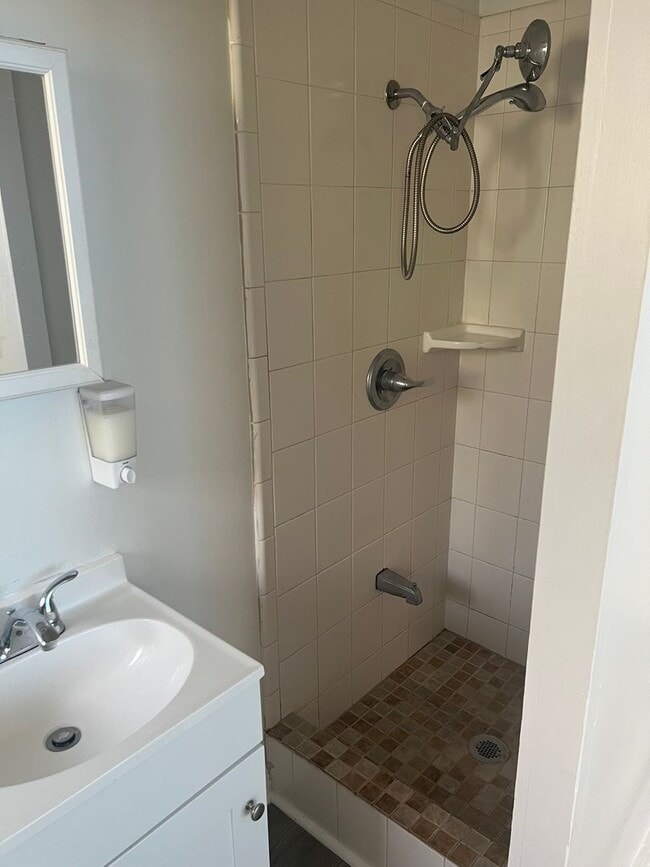 Building Photo - Pet-Friendly 1BR in Honolulu’s Kapahulu Ar...