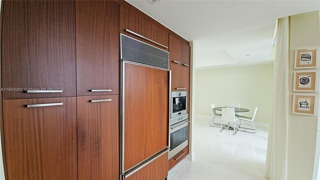 Building Photo - 15901 Collins Ave