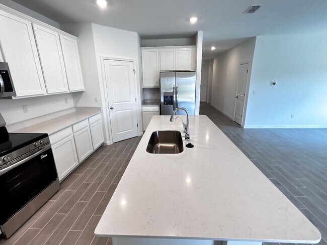 Building Photo - Brand New Pristine 4/3 minutes from River ...