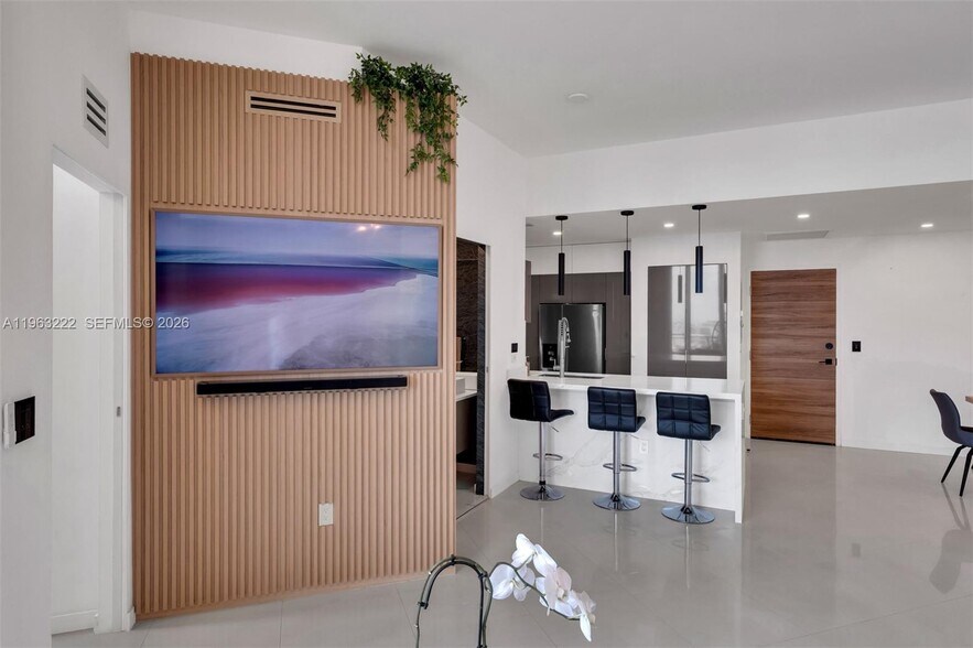 Building Photo - 350 S Miami Ave