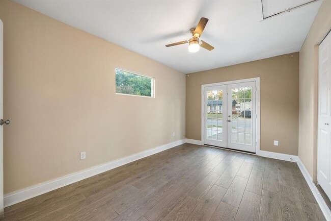 Building Photo - 1009 Alden Dr