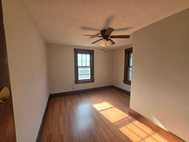 Building Photo - Kent 3 bedroom 1 bath Single Family Home