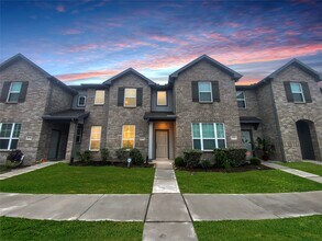 Building Photo - 11922 Amber Oak Wy