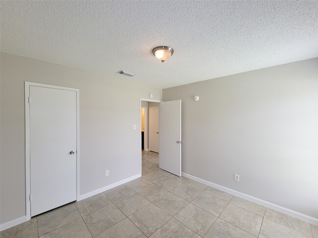 Building Photo - 8530 Quail Burg Ln