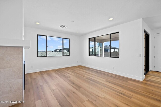 Building Photo - 5992 Finch Pl