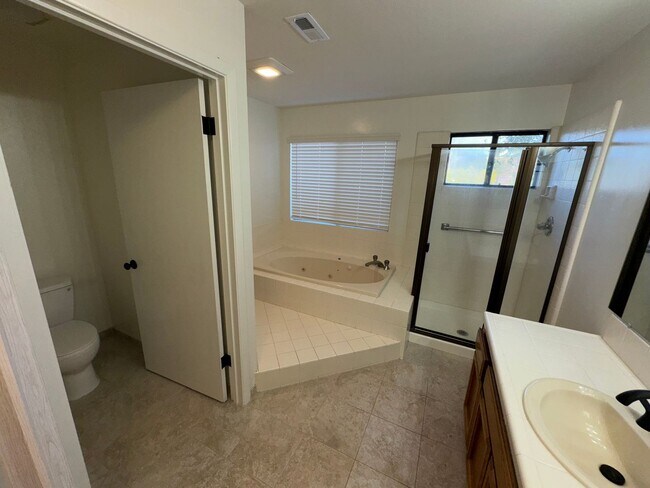 Building Photo - Walking distance to beaches, restaurants, 3 bedroom, 2 bathroom, upstairs level of home