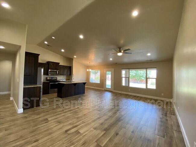 Building Photo - 758 N 300 W