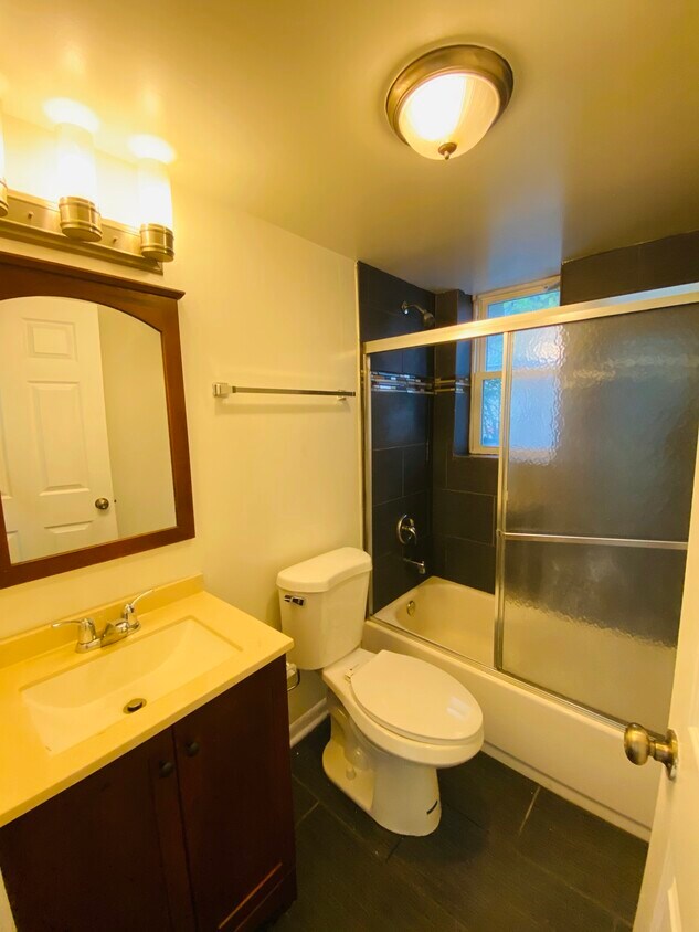 Building Photo - 3604 W Diversey Ave