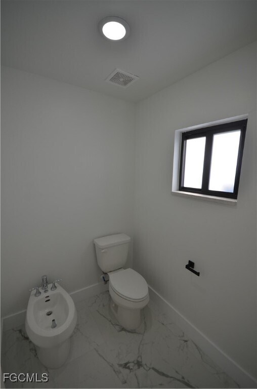 Building Photo - 1242 Hathor St E