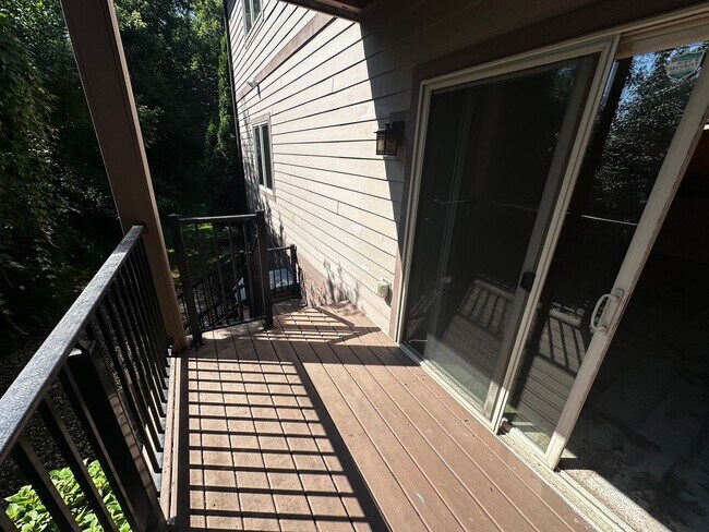 Building Photo - Spacious 2 bed 1 bathroom Condominium
