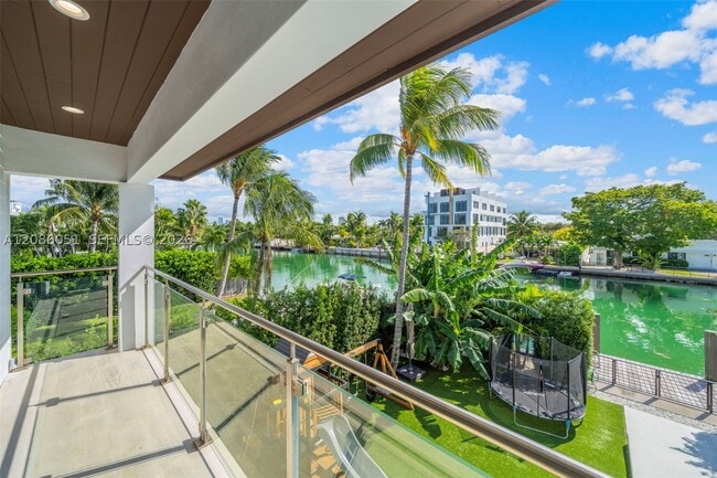 Building Photo - 710 S Shore Dr