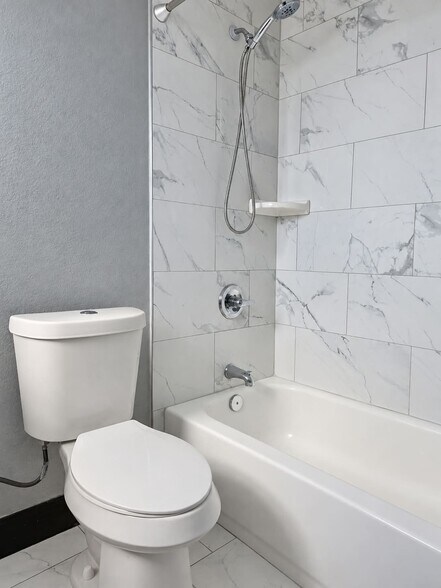 ON-SUITE BATHROOM - 318 Cloud Ave