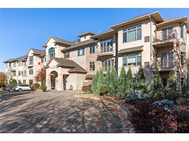 Primary Photo - 555 Oak Ridge Pl