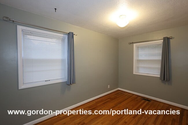 Building Photo - SE Flavel St - Woodstock 3 bedroom home with single car garage