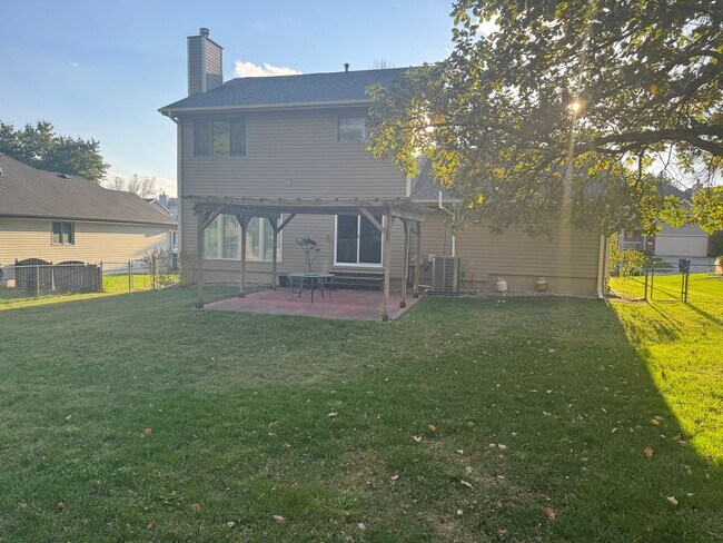 Building Photo - Spacious Papillion home with modern comfor...