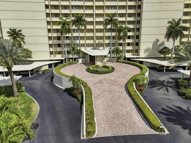 Building Photo - 134 Lakeshore Dr