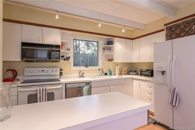 Building Photo - 116 Overshore Dr E