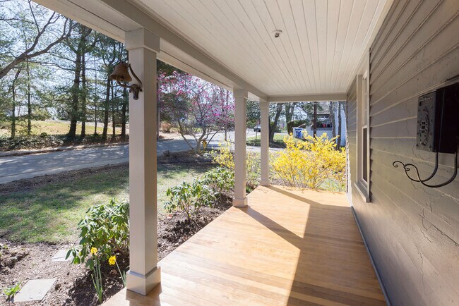 Building Photo - Updated Craftsman Cottage in West Asheville