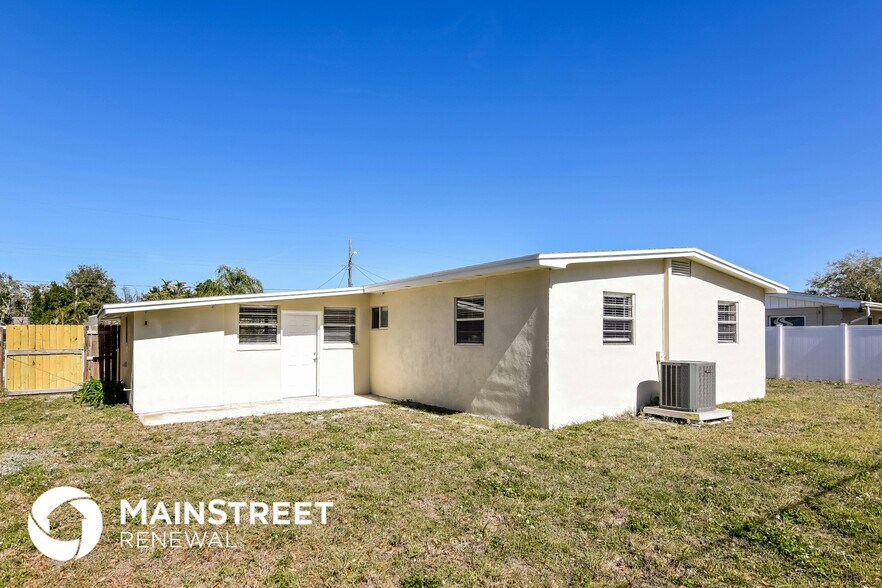 Building Photo - 4420 W Bay Ave