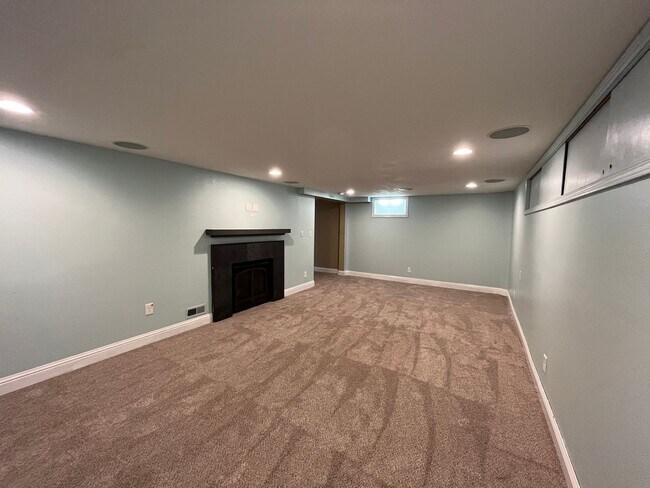 Building Photo - Amazing NE Portland 4Bd + 3Ba ~ House Sola...