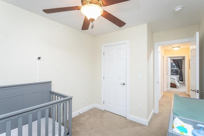 Building Photo - Spacious Townhouse with BONUS THEATER ROOM